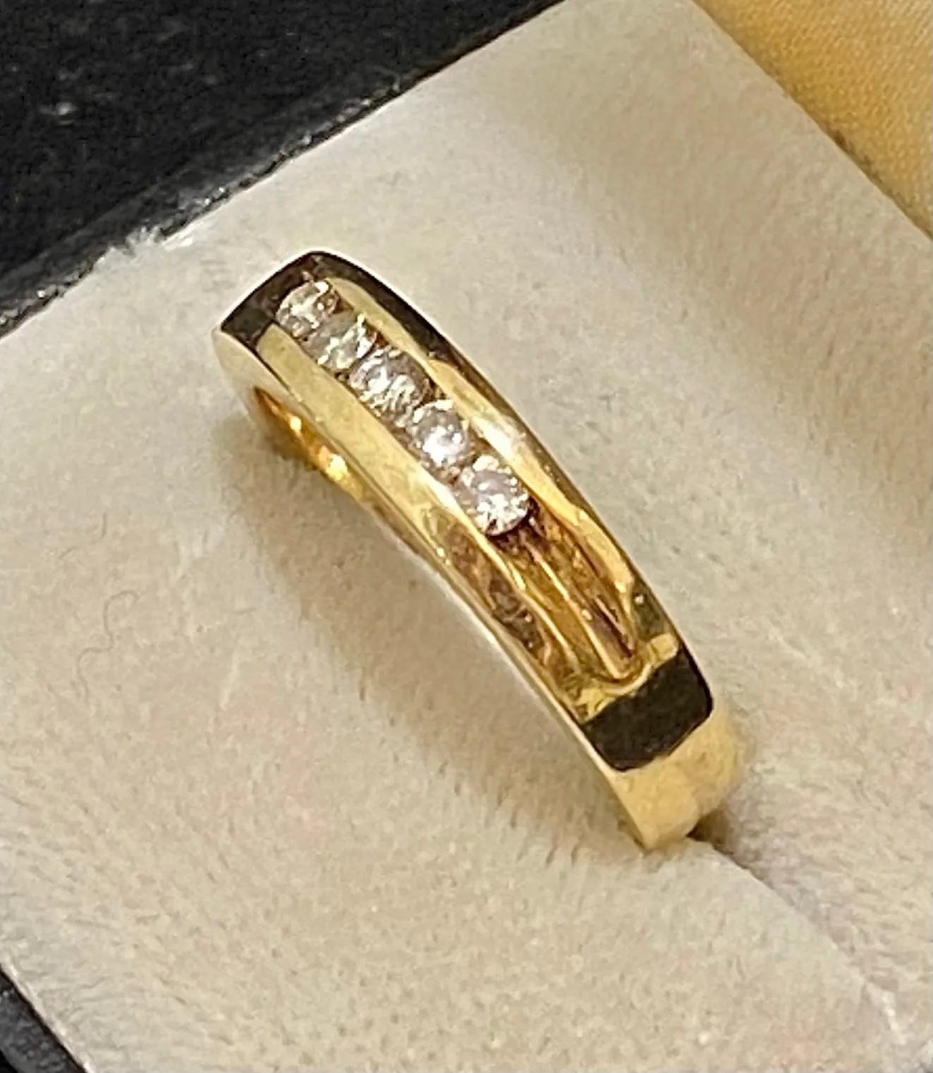 Amazing Solid Yellow Gold 5-Diamond Channel-Set Ring - $5K Appraisal Value w/CoA}